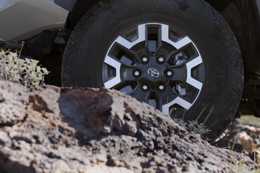  Toyota Tacoma TRD Off-Road Access Cab 2015 года  (фото 22 из 27)